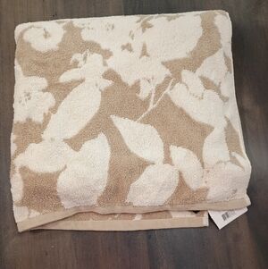 Lauren Ralph Lauren Sanders Floral Bath Towel Tan And Cream Patterned Luxury NWT
